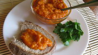 Икра кабачковая с томатной пастой и чесноком