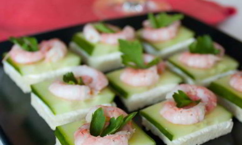 Рецепт канапе из креветок и огурца на тостах