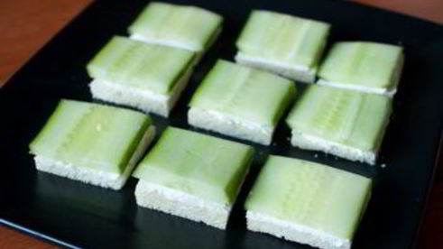 канапе из креветок и огурца на тостах