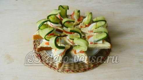 канапе кораблики с огурцом
