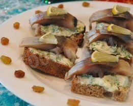 Канапе с селедкой и черным хлебом на шпажках