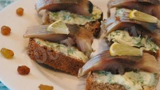 Канапе с селедкой и черным хлебом на шпажках