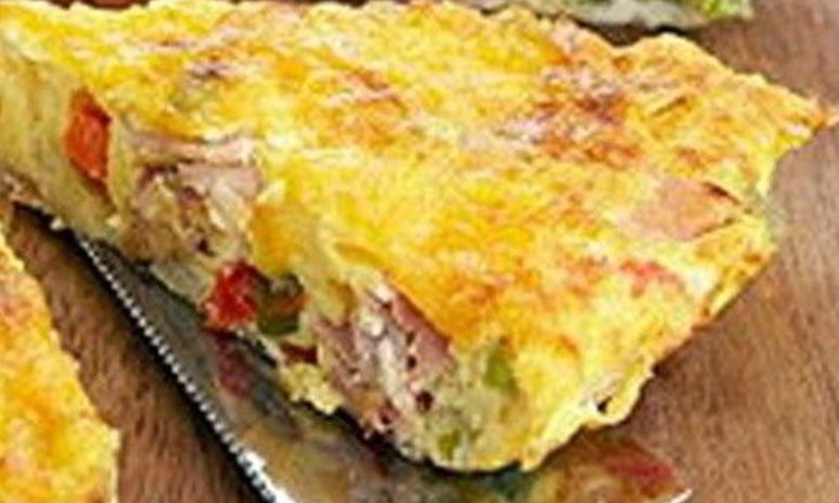 Рецепт багрового омлета с тремя видами колбас и шпинатом