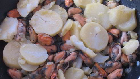 фриттата с картофелем, мидиями и чоризо