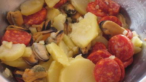 фриттата с картофелем, мидиями и чоризо