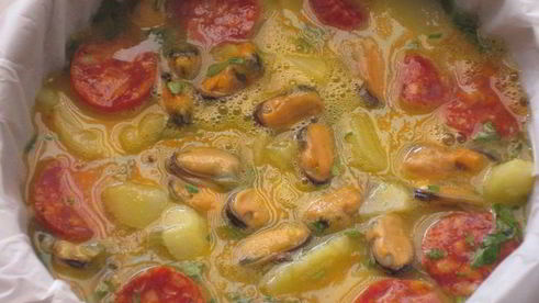 фриттата с картофелем, мидиями и чоризо