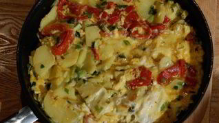 Фриттата с картофелем, сладким перцем и зеленым луком