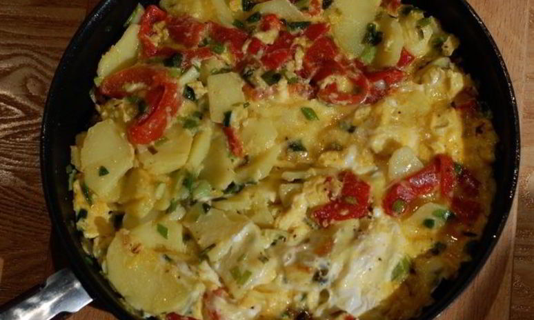 Рецепт фриттаты с картофелем, сладким перцем и зеленым луком