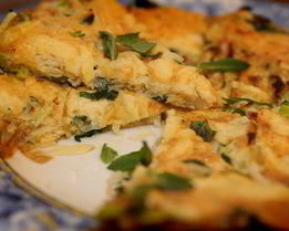 Фриттата с луком-пореем, сыром и травами