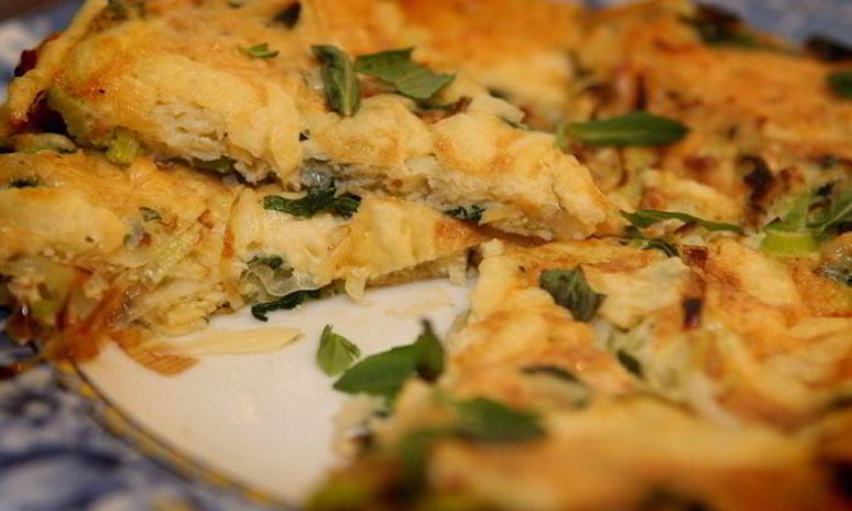 Рецепт фриттаты с луком-пореем, сыром и травами