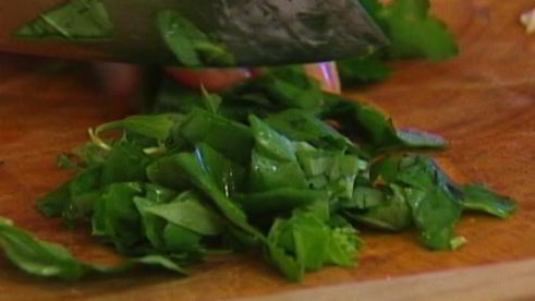 фриттата с луком-пореем, сыром и травами