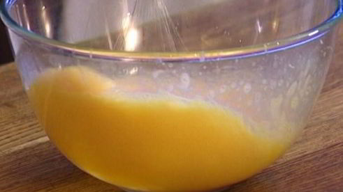 фриттата с луком-пореем, сыром и травами