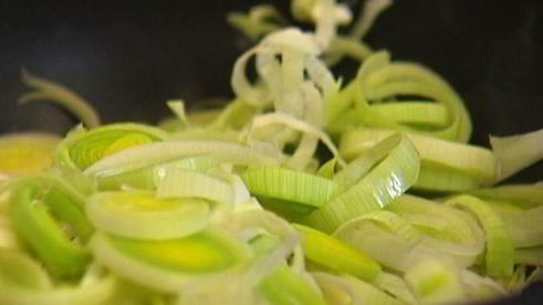 фриттата с луком-пореем, сыром и травами