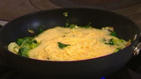 фриттата с луком-пореем, сыром и травами