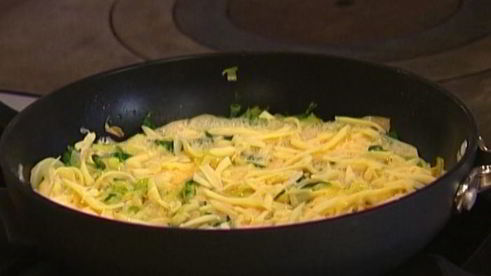 фриттата с луком-пореем, сыром и травами