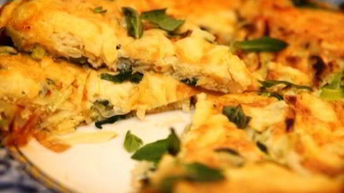 фриттата с луком-пореем, сыром и травами