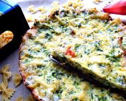 Фриттата с макаронами и шпинатом