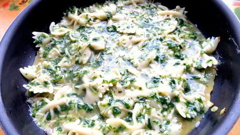 фриттата с макаронами и шпинатом