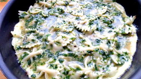 фриттата с макаронами и шпинатом