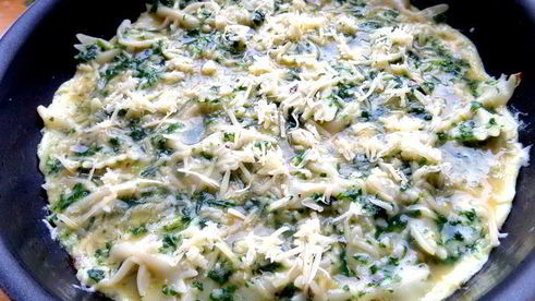 фриттата с макаронами и шпинатом