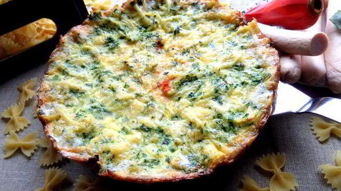 фриттата с макаронами и шпинатом