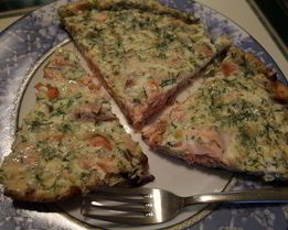 Фриттата с семгой, красным луком и сливочным сыром