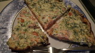 Фриттата с семгой, красным луком и сливочным сыром