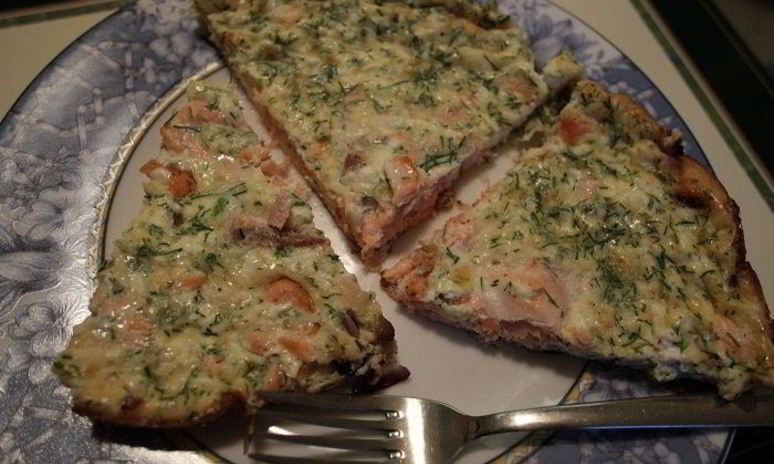 Рецепт фриттаты с семгой, красным луком и сливочным сыром