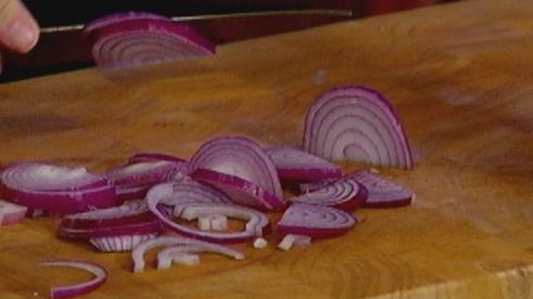 фриттата с семгой, красным луком и сливочным сыром