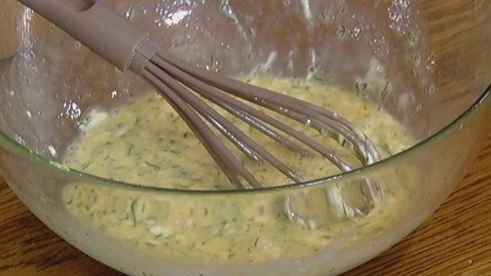 фриттата с семгой, красным луком и сливочным сыром