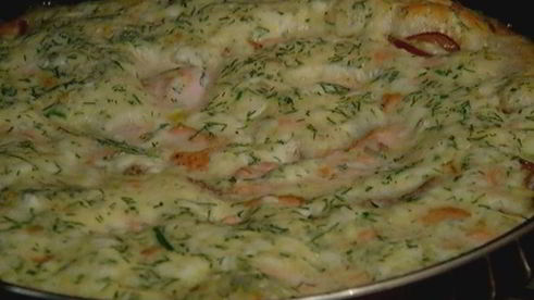фриттата с семгой, красным луком и сливочным сыром