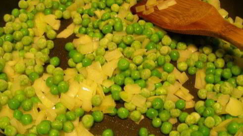 фриттата с зеленым горошком, ветчиной и луком