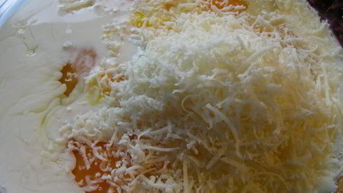 фриттата с зеленым горошком, ветчиной и луком