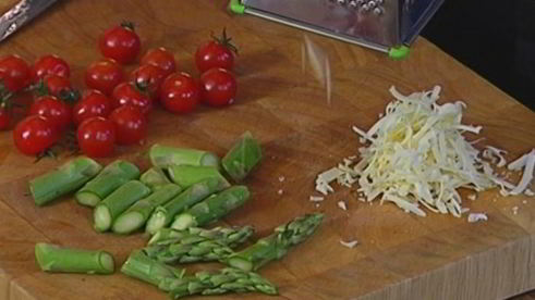 фриттата со спаржей, помидорами и фетой