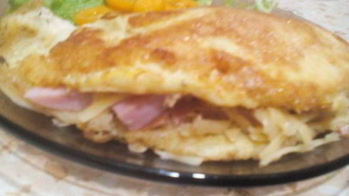 классический французский омлет с ветчиной и сыром
