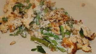 Омлет де люкс со спаржей и кедровыми орехами