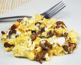 Омлет с белыми грибами, сыром грюйер и эстрагоном