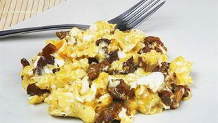 Омлет с белыми грибами, сыром грюйер и эстрагоном