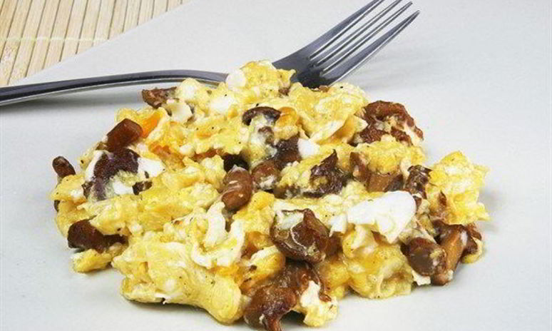 Рецепт омлета с белыми грибами, сыром грюйер и эстрагоном