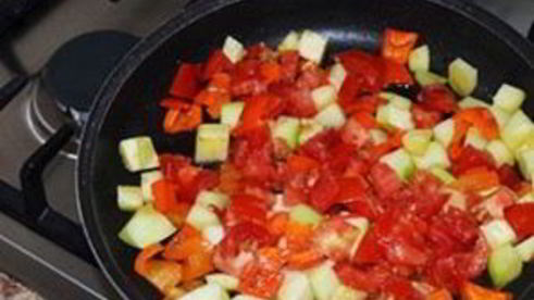 омлет с брынзой и помидорами