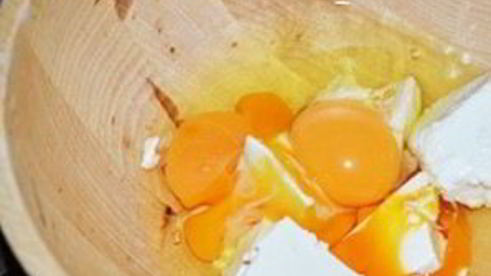 омлет с брынзой и помидорами