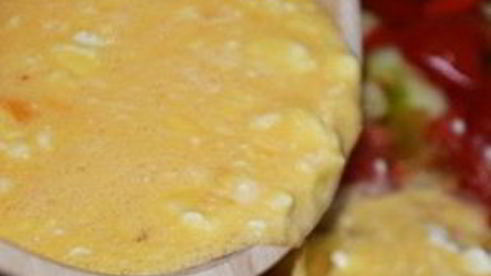 омлет с брынзой и помидорами