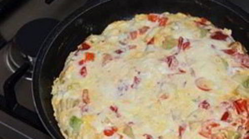 омлет с брынзой и помидорами