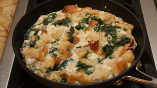 Омлет с гренками, брынзой и шпинатом