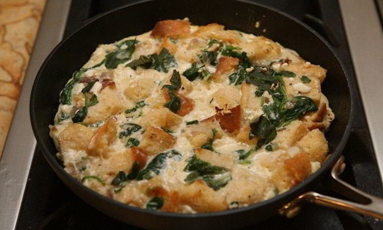 Рецепт омлета с гренками, брынзой и шпинатом