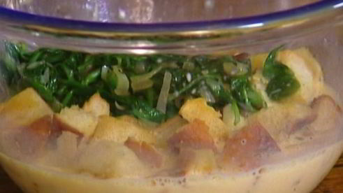 омлет с гренками, брынзой и шпинатом