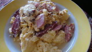 Омлет с колбасой и сыром