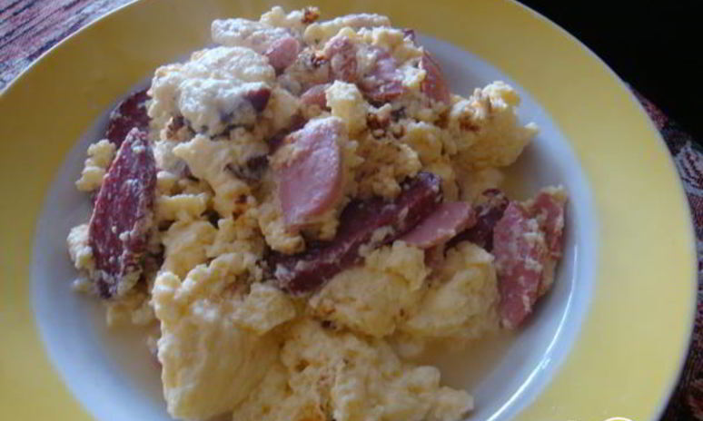 Рецепт омлета с колбасой и сыром