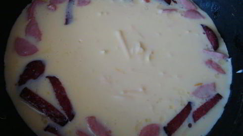 омлет с колбасой и сыром