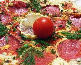 Омлет с колбасой, помидорами и сыром